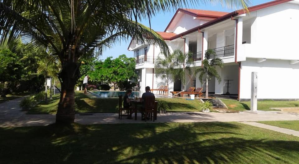 Sea Lagoon Beach Hotel Trincomalee Εξωτερικό φωτογραφία